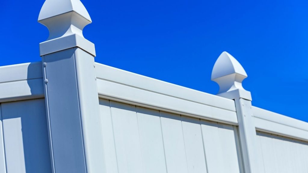 white vinyl fence