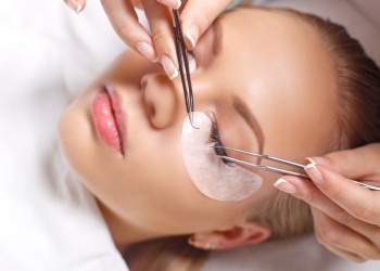 steps on how to remove eyelash extensions